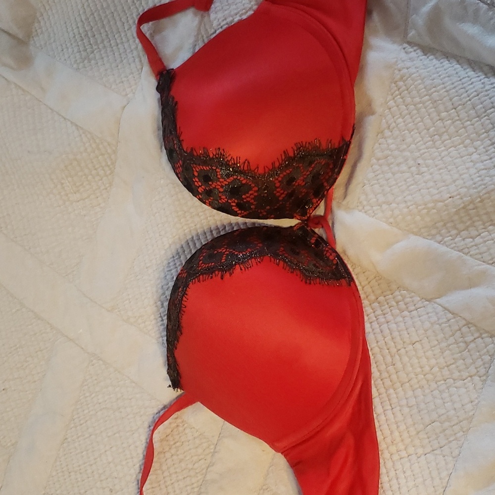 34C Bombshell Plunge
